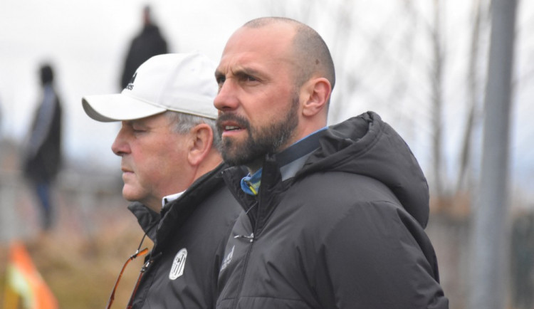 Trenéři juniorky Lengyel s Vlčkem v pondělím duelu na Složišti.