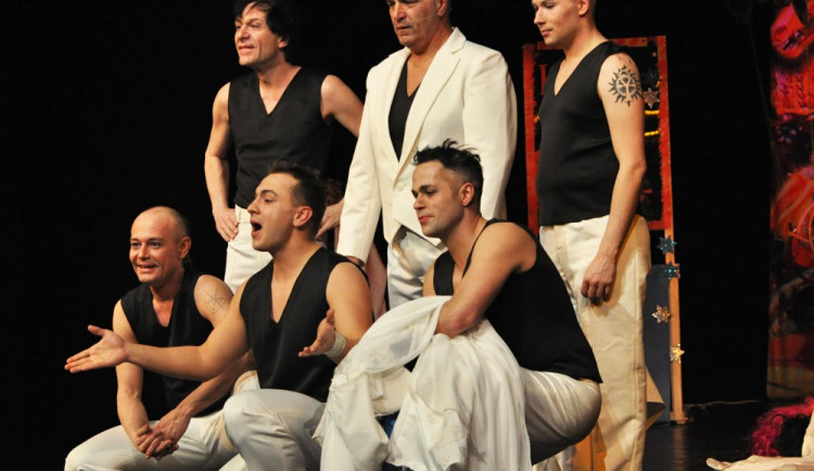 S novou travesti show TV Upoutávka se Screamers představí také v Českých Budějovicích.