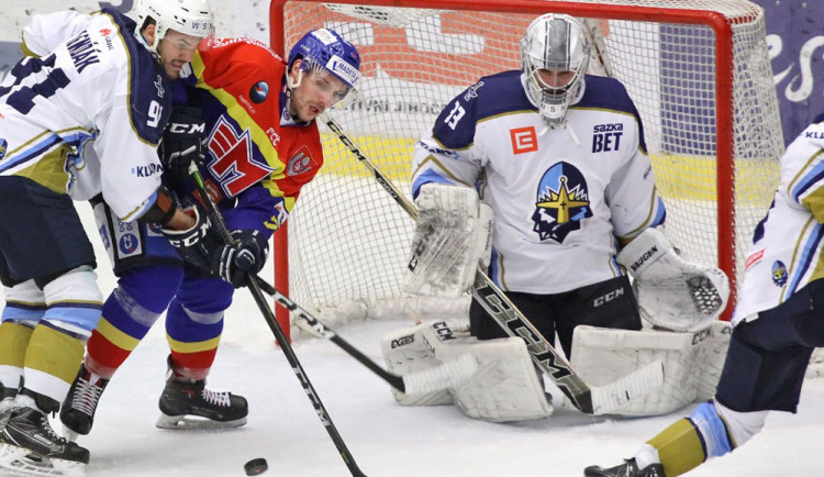 Ve druhé třetině kladenský gólman Lukáš Cikánek neinkasoval. Na snímku před jeho brankovištěm souboj Luboše Roba s Martinem Lenďákem
