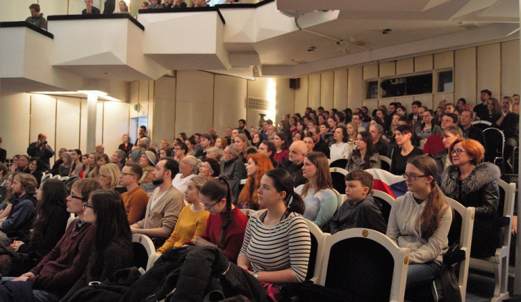 Demonstrace v Jihočeském divadle.