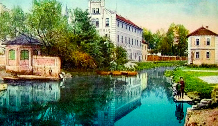 Pohlednice vodní hladiny Mlýnské stoky a grafitového mlýna.