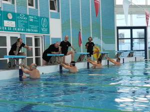 Policejní plavci soutěžili v klasických disciplínách i záchraně tonoucího.