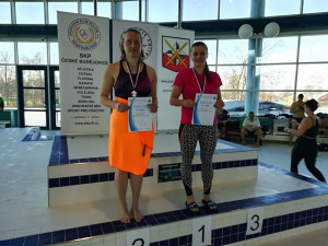 Policejní plavci soutěžili v klasických disciplínách i záchraně tonoucího.