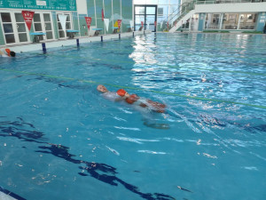 Policejní plavci soutěžili v klasických disciplínách i záchraně tonoucího.