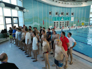 Policejní plavci soutěžili v klasických disciplínách i záchraně tonoucího.