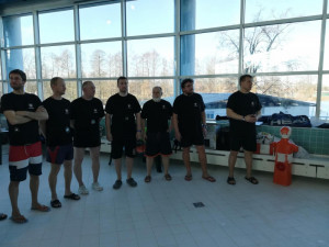 Policejní plavci soutěžili v klasických disciplínách i záchraně tonoucího.