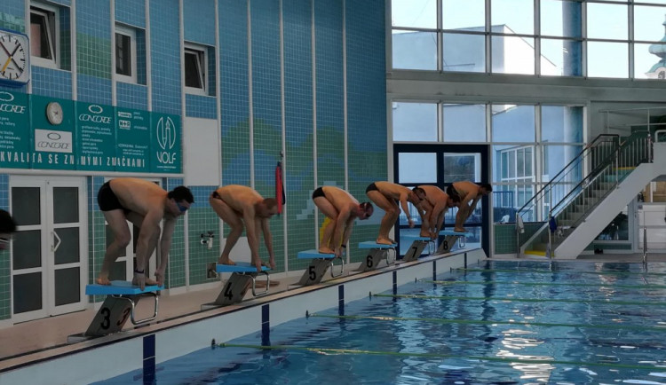 Policejní plavci soutěžili v klasických disciplínách i záchraně tonoucího.