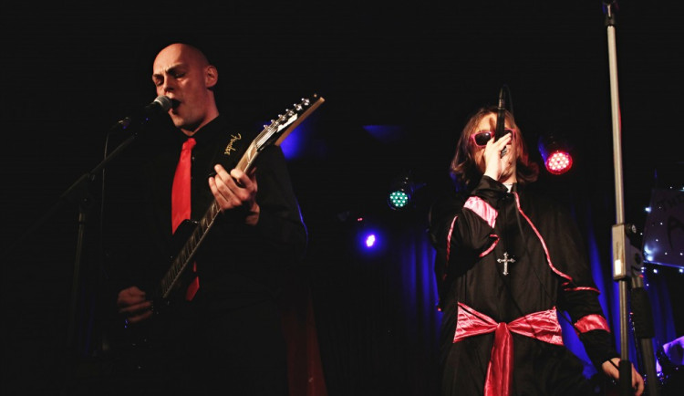 Českobudějovická kapela Amazing Whores vypustila do světa svůj první singl.