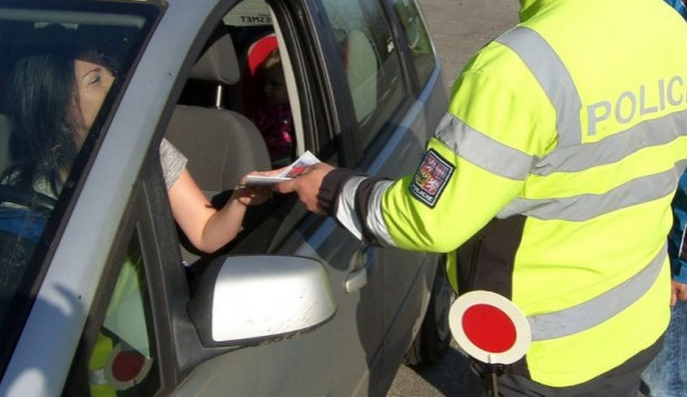 Dejte nám auto, zaplatíme pokuty. Známý ochránce kuřáckých hospod má nový projekt