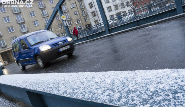 SJÍZDNOST: Jihočeské silnice jsou po sněžení sjízdné s opatrností