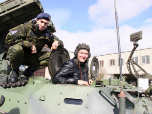 Vojenská technika se u studentů těšila velkému zájmu.