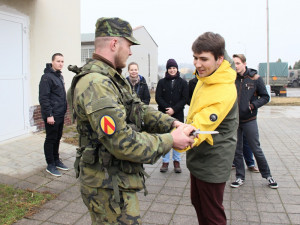 Vojáci radili studentům, jak se bránit, když je útočník napadne nožem.