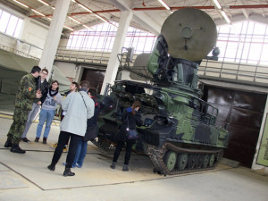 Nechybělo ani seznámení s řídícím a naváděcím radiolokátorem SURN CZ.