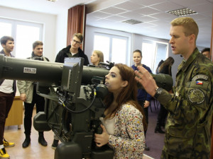Helena Šťastná si vyzkoušela, jak probíhá výcvik operátora na trenažéru protiletadlového kompletu RBS-70.
