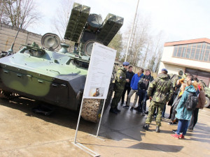 Představení protiletadlového raketového kompletu S-10M.