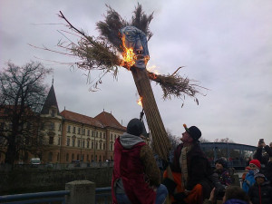 Budějce jsou připraveny na jaro. Lidé z města vynesli Moranu. Foto: Janička Hodná