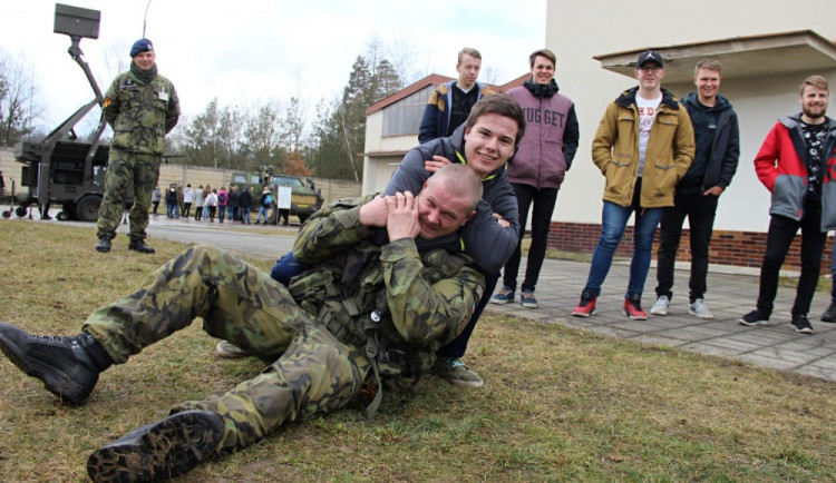 Josef Kehart si vyzkoušel, jak se bránit při napadení. Útočníka zahrál desátník Petr Kopáček.