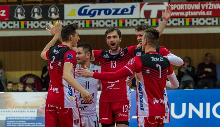 Ve čtvrtfinálové sérii play-off extraligy mužů proti Ústí nad Labem se budějčtí volejbalisté ujali vedení, když v první bitvě před domácím publikem zvítězili ve třech setech.