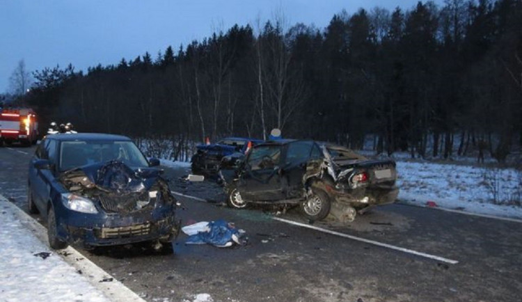 AKTUALIZOVÁNO: Řidič zemřel na následky zranění z dopravní nehody u Hořic na Šumavě