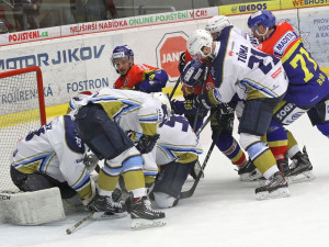 Velký závar před Lukášem Cikánkem v závěru druhé části hry gólem neskončil
