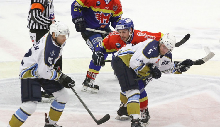 Luboš Rob na buly s Patrikem Machačem, vlevo Miloslav Hořava