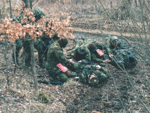 Vojáci nacvičovali, jak poskytnout první pomoc zraněným v bojových podmínkách.