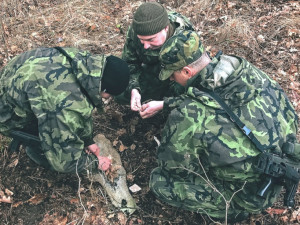 Vyzkoušeli si rozdělat oheň za použití přírodních materiálů.