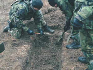 Cvičící v rámci ženijní přípravy budovali okopy.