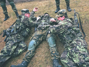 Nacvičovali, jak pod palbou zastavit masivní končetinové krvácení.