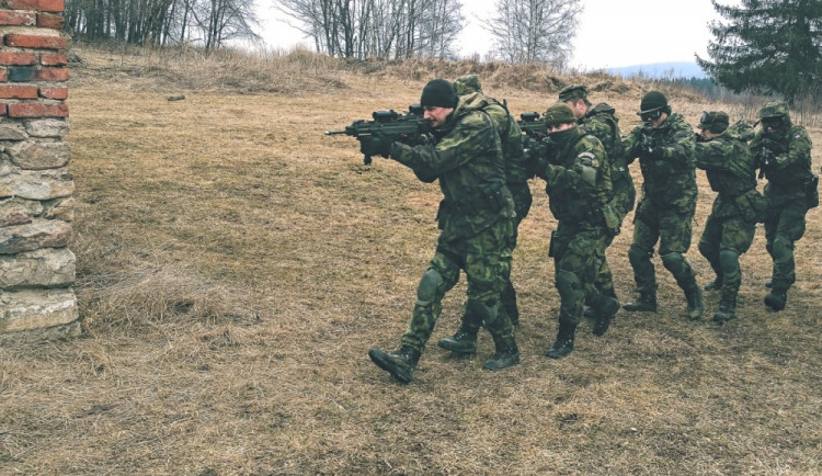 Trénovali bojové drily.