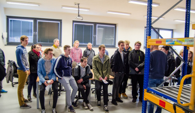 Do laboratoří Katedry dopravy a logistiky chodí nejen vysokoškoláci, ale při dnech otevřených dveří si je prohlédnou i zájemci o studium.