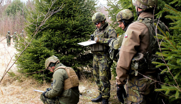 Bechyňští vojáci se školí při kurzu na identifikaci výbušných zařízení