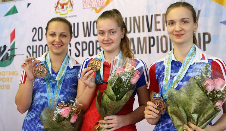 Bronzové trio českých střelkyň. Nikola Foistová (uprostřed) z Českých Budějovic si na světovém šampionátu akademiků vystřílela ještě individuální stříbro.