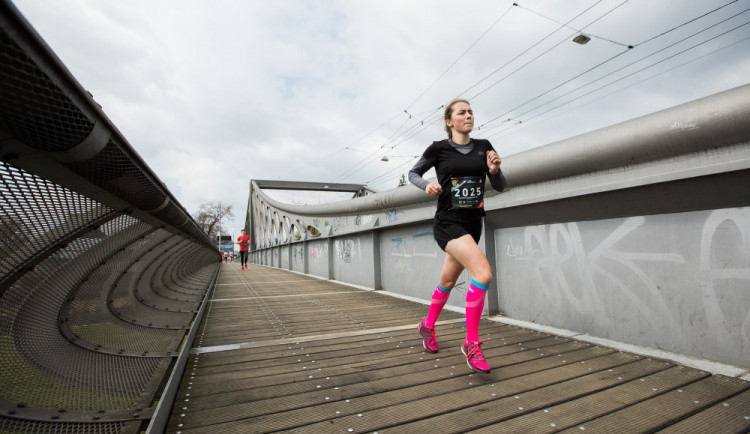 Závodníci pomohou při překonávání svých běžeckých rekordů charitě.