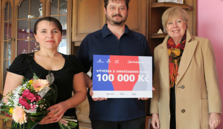 Šek na sto tisíc korun předala jedenáctileté Evě Láskové, respektive jejím rodičům,  jihočeská hejtmanka Ivana Stráská v Záluží u Budislavě na Táborsku, kde dívka s rodiči a čtyřmi bratry žije.