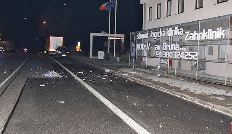 Bankomat pomocí výbušniny vyloupil v noci v pátek 23. března v Dolním Dvořišti na Českokrumlovsku zatím neznámý zloděj.