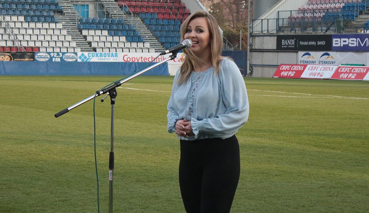 Katka Říhová zpívala českou hymnu před mezinárodním fotbalovým zápasem na stadionu v Olomouci.