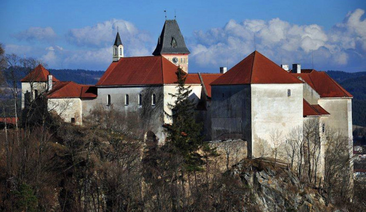Policie prověřuje únik třech tisíc kubíků vody ve vimperském zámku