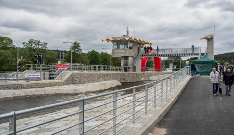 Plavební komora na Hněvkovické přehradě.