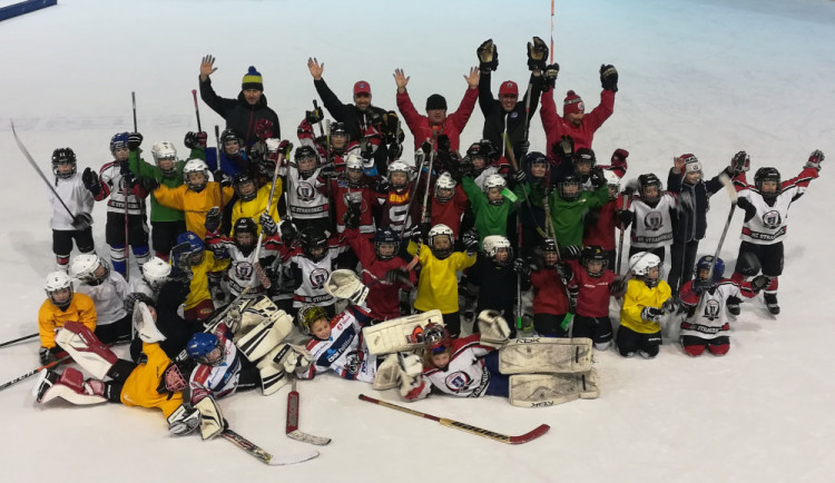 Společná fotografie strakonických a čáslavských hokejistů na zimním stadionu.