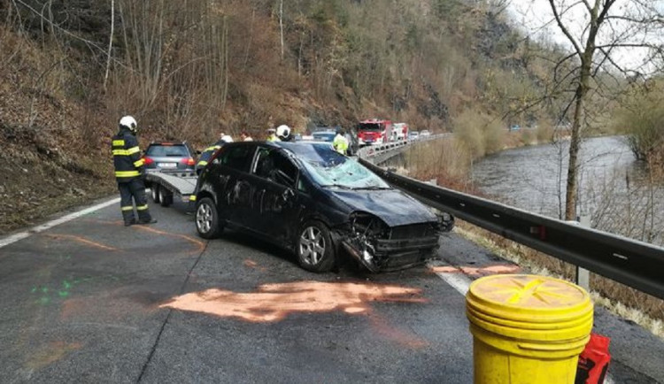 Auto, které ujíždělo před policejní hlídkou, havarovalo ve Větřní