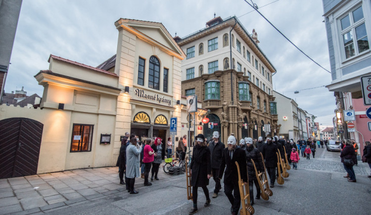 VIDEO: Tajemní hrkači rozeznívají budějcké ulice. Nezmeškejte působivé setkání