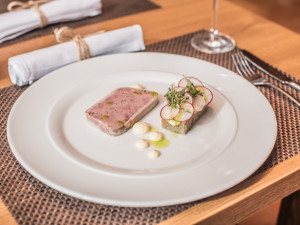 Menu v restauraci Lovecká chata, která patří k čtyřhvězdičkovému Parkhotelu v Hluboké nad Vltavou, dostalo zbrusu nový kabát.