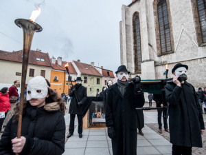 Tajemní hrkači rozeznívají budějcké ulice. Nezmeškejte působivé setkání