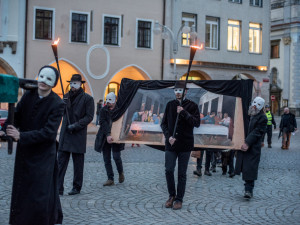 Tajemní hrkači rozeznívají budějcké ulice. Nezmeškejte působivé setkání.