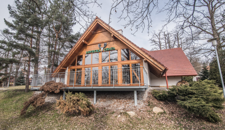 Zvěřina, kterou do restaurace dodává pardubická firma Šmidrkal, tvoří převážnou část jídelního lístku.