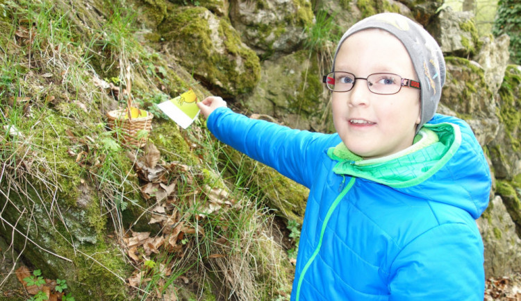 Během procházky hledají děti v parku kolem infocentra schovane indicie