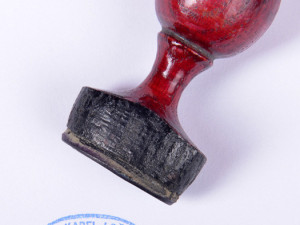 Razítko na stole Milana Bindera.