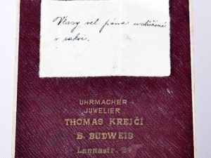 Krabička a kousek papíru s nápisem – „Vlasy velebného pána ustřižené v rakvi“.