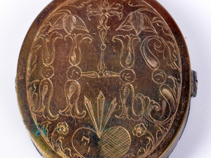 Zdobená oválná truhlička.